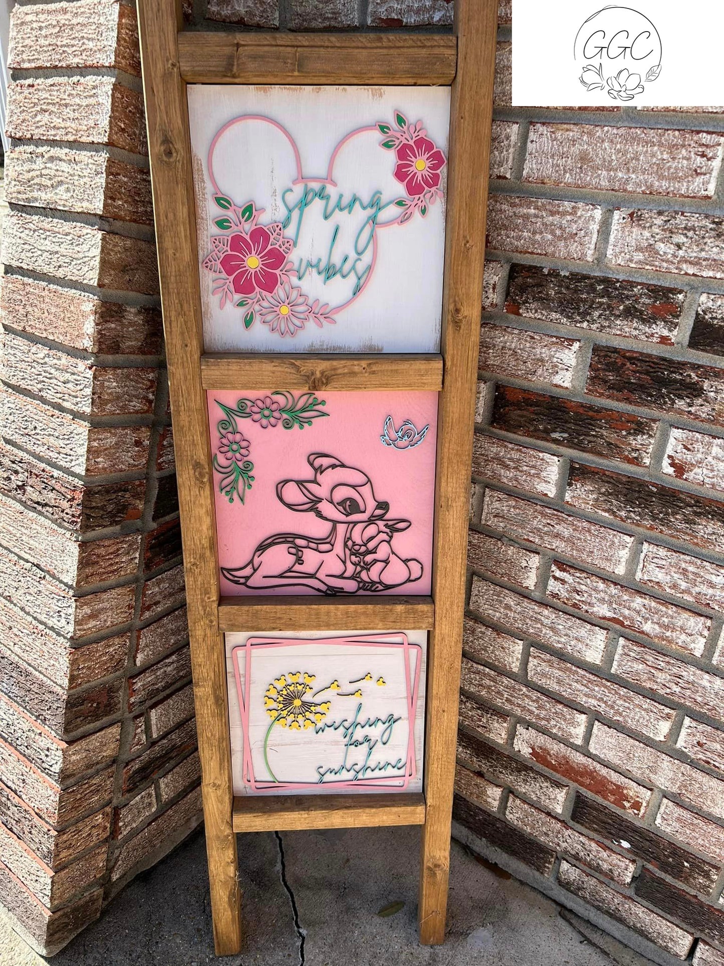 Customizable Wooden Ladder with Interchangeable Signs – Indoor & Outdoor Decor